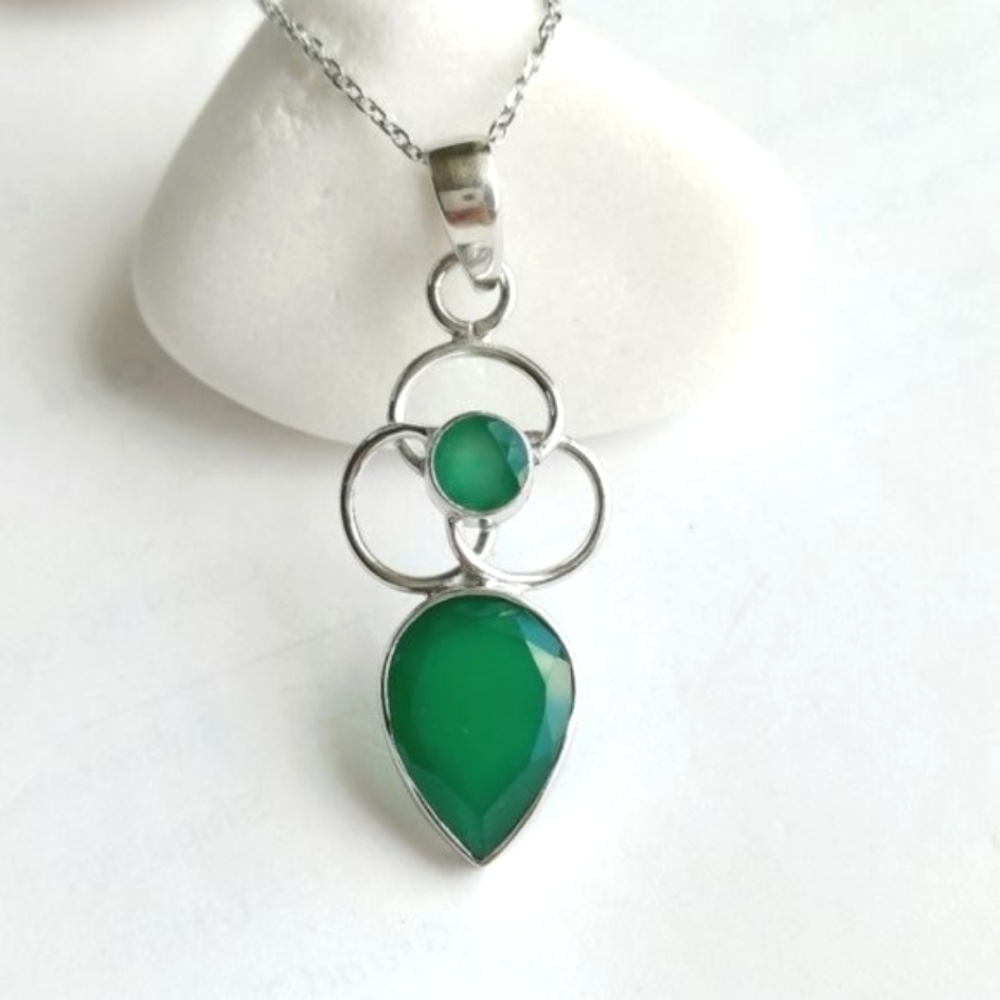 Green Onyx Trinity Pendant Necklace In Sterling Silver